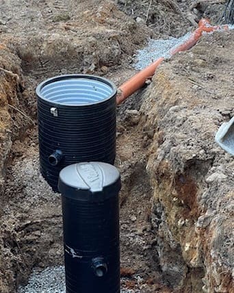 Pumpbrunn och dräneringsrör i en schakt