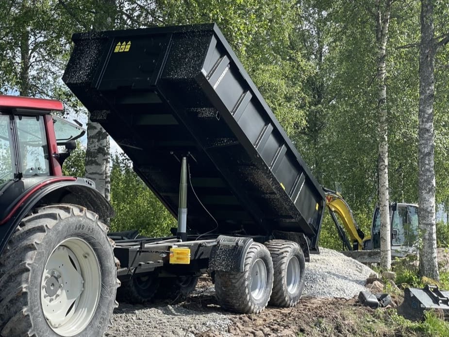 Traktor med tippvagn för schaktmassor vid ett markarbete