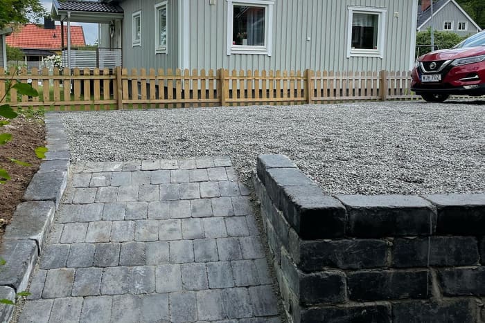 Marksten och stödmur vid ett nybyggt hus