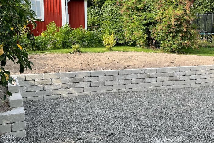 Stödmur i betongsten vid en villa
