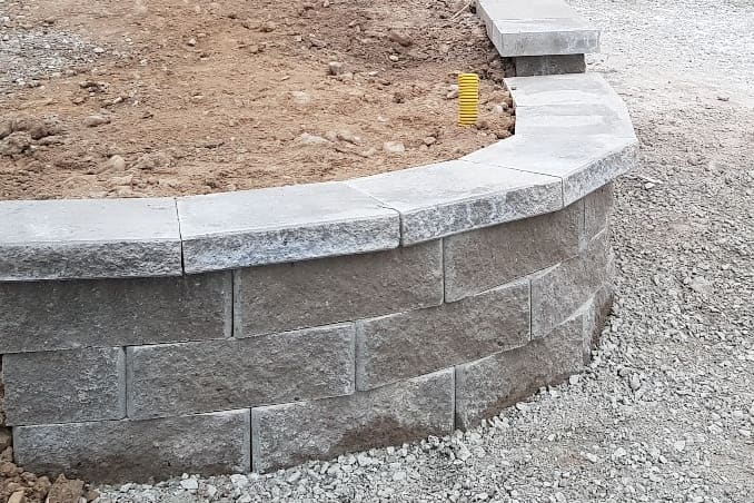 Svängd mur med trappsteg i betongsten